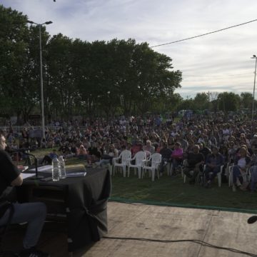 Casciari la “rompió” en Mercedes y tras finalizar el show firmó libros y hasta mandó audios de whatsapp a pedido