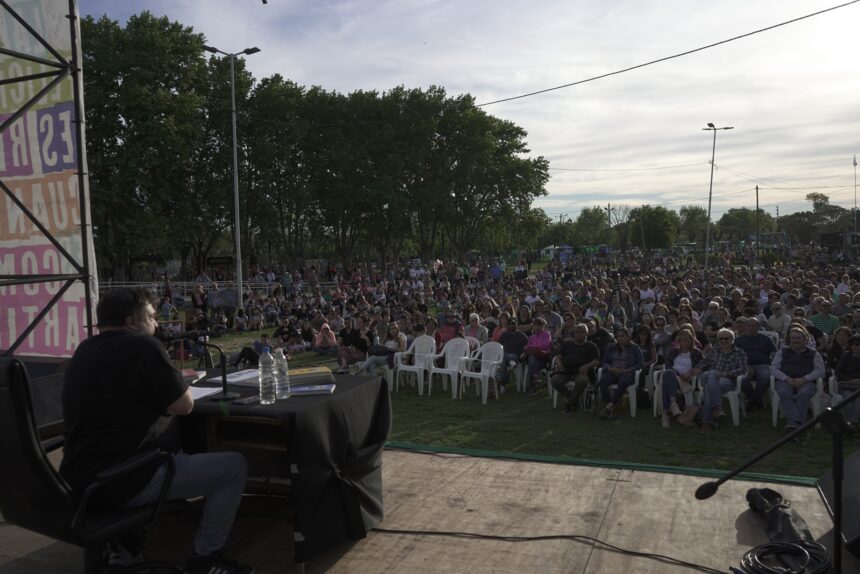 Casciari la “rompió” en Mercedes y tras finalizar el show firmó libros y hasta mandó audios de whatsapp a pedido
