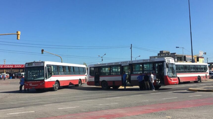 Paro en varias líneas de colectivos por el ataque a un chofer en Ciudadela