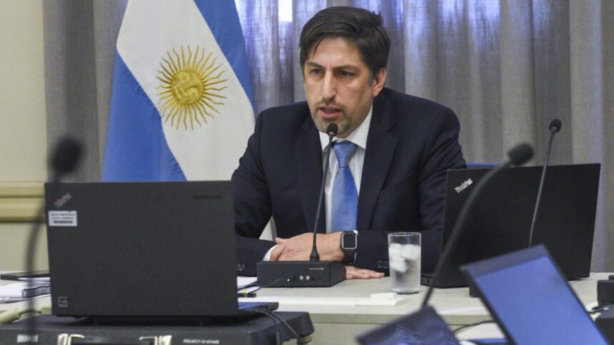 0037527515 Trotta a las escuelas privadas que quieren aumentar las cuotas: «No puede haber abuso en este contexto sino solidaridad»