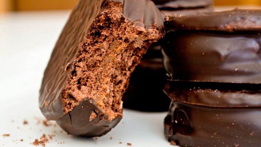 0037543020 La Anmat prohibió la comercialización de un alfajor, un postre helado y una miel