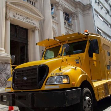 Las empresas que reciban ayuda del Estado no podrán comprar dólares «contado con liqui» por dos años