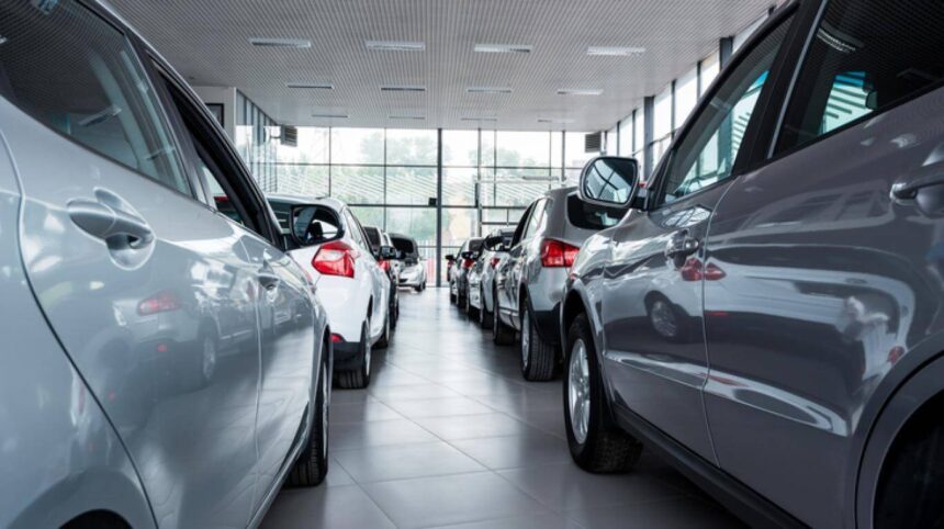 shutterstock-new-cars-showroom-738x410 Los concesionarios acumulan casi 100 mil autos 0 km en stock y planean cómo sacárselos de encima
