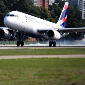 Latam Airlines suspendió de forma temporal los contratos de trabajo en Colombia