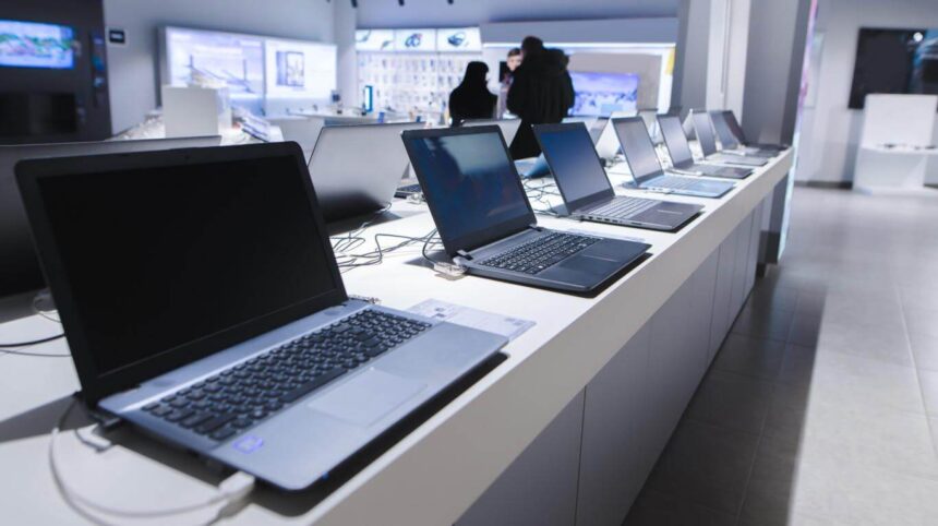 adobestock_197354555 Tras la suba del dólar blue y el endurecimiento del cepo, los productos electrónicos subieron hasta 60%