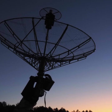 Misterio: detectaron una fuente desconocida que emite señales a la Tierra cada 157 días