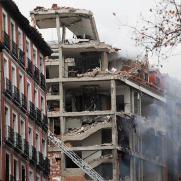 Explosión en el centro de Madrid destruyó varios pisos de un edificio: hay al menos dos muertos y decenas de heridos