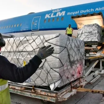 El domingo parte un vuelo para traer 861 mil dosis de AstraZeneca