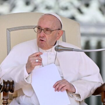 Francisco: “La Iglesia no rechaza a los homosexuales”