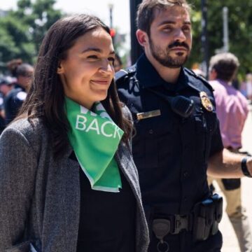 Detienen a Ocasio-Cortez y a otras 16 congresistas en una manifestación por el aborto legal en Washington