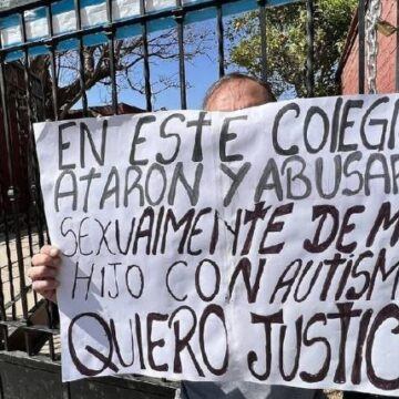 Toman un colegio para denunciar abuso y bullying contra un alumno autista