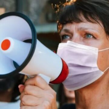 «¿Por qué no lo dijo antes?»: El 28% de las mujeres que viven violencia de género en Argentina temen que no les crean