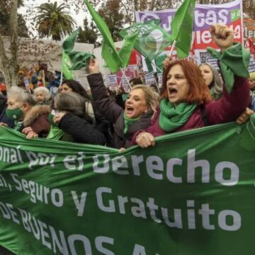 «Pañuelazo» frente al Ministerio de Salud porteño en reclamo de la «efectiva implementación» de la ley IVE