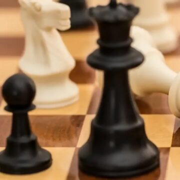 La Federación Internacional de Ajedrez le prohíbe a las jugadoras trans participar en pruebas femeninas