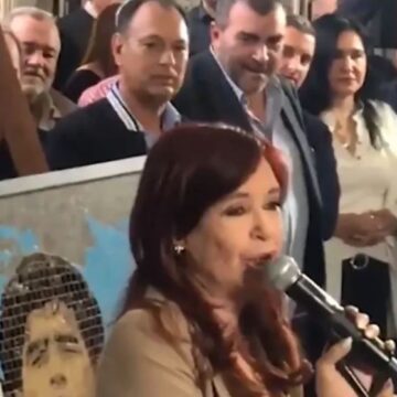 Cristina Kirchner se despidió de los trabajadores del Senado en un acto emotivo