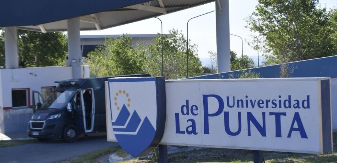 A horas de haber asumido, el gobierno de San Luis intervino la Universidad de La Punta y envió un comando policial para impedir el ingreso