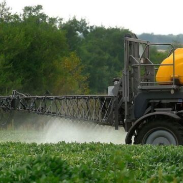 Agua con glifosato en La Matanza: la Justicia ordenó entregar bidones de agua potable a una familia fumigada