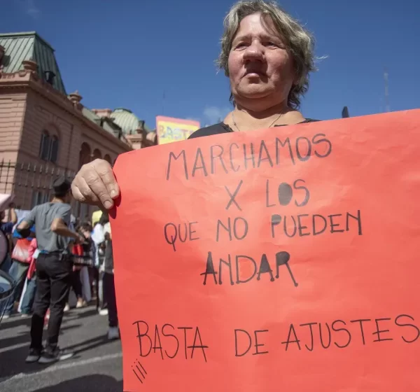 Manifestación en Plaza de Mayo por los recortes en discapacidad