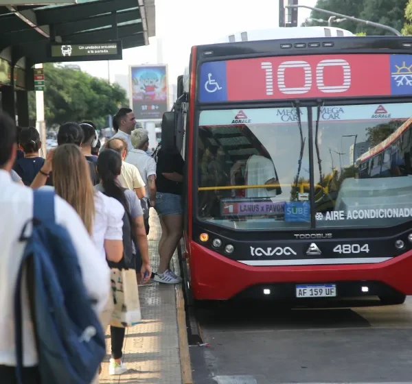 Sindicatos del transporte y organizaciones sociales marchan al Ministerio de Desregulación
