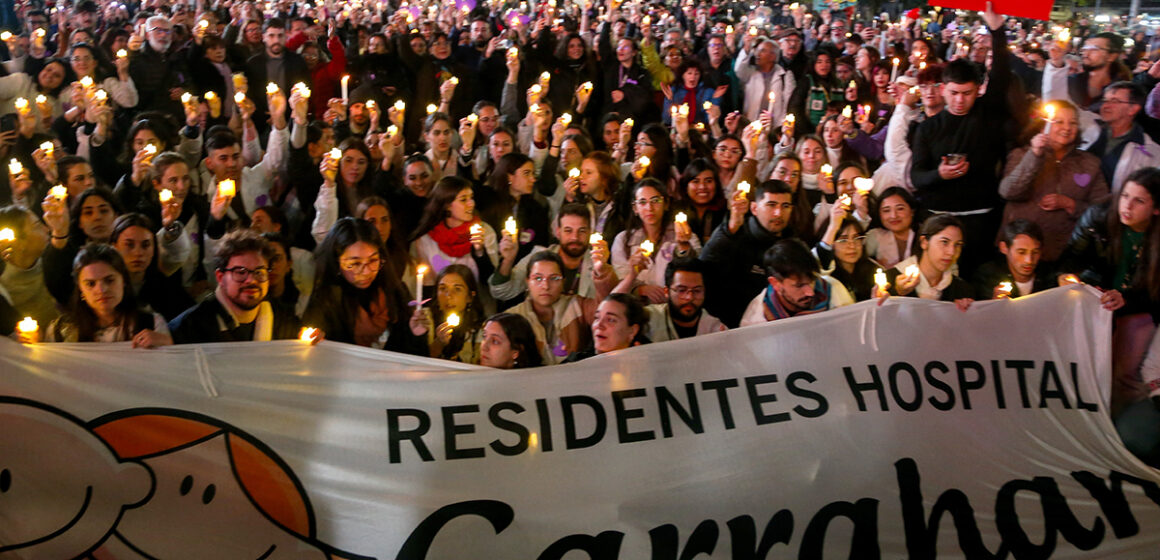 “Noche de velas”: los residentes del Garrahan siguen con el reclamo a pesar del anuncio del gobierno