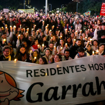 “Noche de velas”: los residentes del Garrahan siguen con el reclamo a pesar del anuncio del gobierno