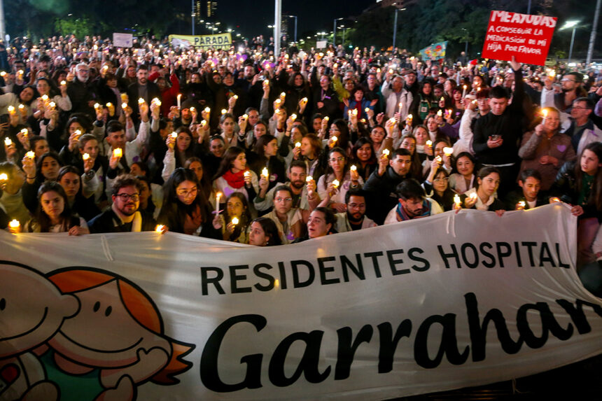 “Noche de velas”: los residentes del Garrahan siguen con el reclamo a pesar del anuncio del gobierno