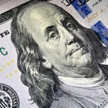 El dólar pasa los 1300 y pone en jaque al gobierno