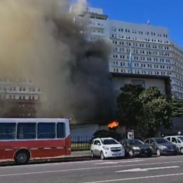 Incendio en edificio de la Armada en Retiro y vuelco de ambulancia del SAME