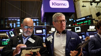 La caída de acciones y bonos se acentúa mientras el dólar alcanza niveles críticos
