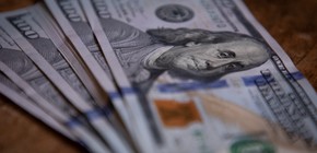El dólar sigue en ascenso y se acerca al límite superior de la banda