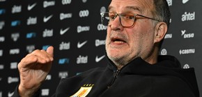 Marcelo Bielsa clasifica a Uruguay para el Mundial 2026 pero recuerda su experiencia más dolorosa como entrenador