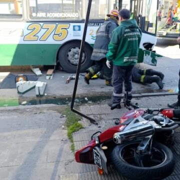 Un grave accidente de tránsito en Ensenada dejó a un motociclista atrapado debajo de un colectivo
