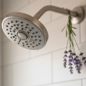 Los beneficios de colgar una ramita de lavanda en la ducha