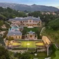 La impresionante mansión de Mark Wahlberg en Beverly Hills en 2025: lujo y funcionalidad en perfecta armonía