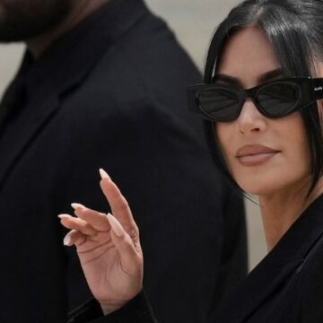 imagen-226 Kim Kardashian causa revuelo con el lanzamiento de una tanga con vello púbico falso