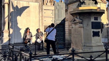 imagen-275 Los guitarristas de Guns N’ Roses protagonizan una sesión fotográfica en el Cementerio de la Recoleta