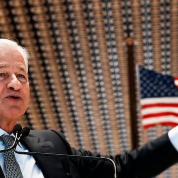 Luis Caputo se reunirá con el CEO de JP Morgan en Buenos Aires