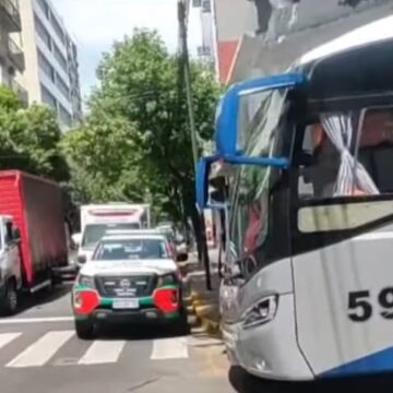 Accidente entre un colectivo escolar y un auto en Balvanera: 36 estudiantes y 4 adultos asistidos