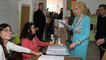 imagen-363 Mirtha Legrand emite su voto en las Elecciones 2025: ‘Me he vestido con los colores de la patria’