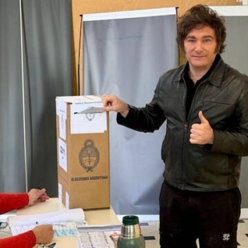 imagen-371 Javier Milei ejerció su voto en Almagro sin ofrecer declaraciones