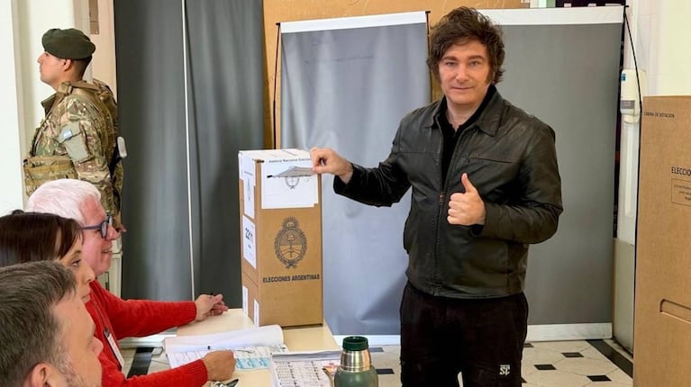 imagen-371 Javier Milei ejerció su voto en Almagro sin ofrecer declaraciones