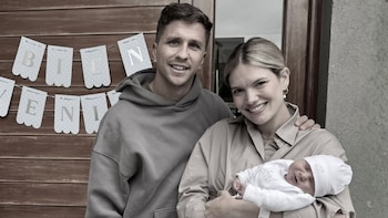 imagen-406 Eva Bargiela y Gianluca Simeone celebran el nacimiento de su hijo Faustino con los colores del Atlético de Madrid