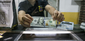 El dólar se deprecia: cotiza a $1.420 en algunos bancos y aumentan bonos y acciones