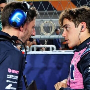 Colapinto reflexiona con su ingeniero tras el GP de Las Vegas