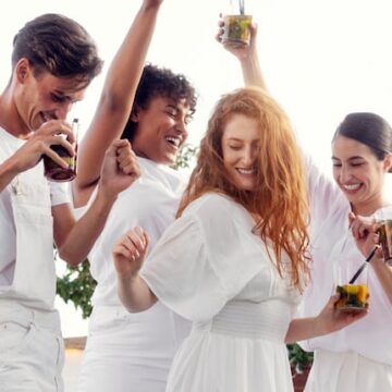 Apuesta por el azul petróleo: la nueva tendencia para la mesa del Año Nuevo 2026