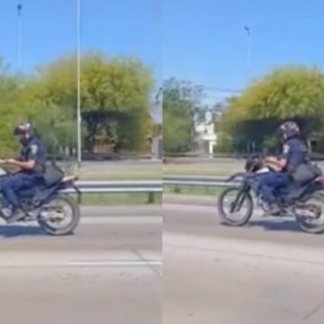 Indignación en Córdoba por un policía que usaba el celular mientras conducía su moto
