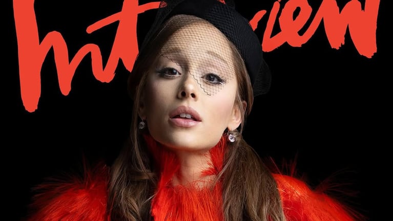 imagen-398 Ariana Grande brilla en la portada de Interview con un audaz abrigo rojo