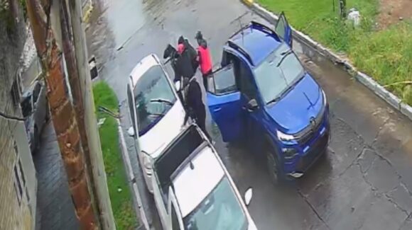 Asalto violento en Isidro Casanova: un hombre herido por disparo durante el robo de su automóvil