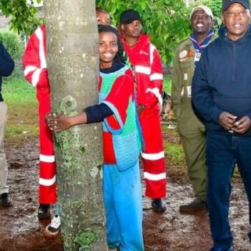 imagen-158 Activista establece récord mundial al abrazar un árbol durante 72 horas en Kenia