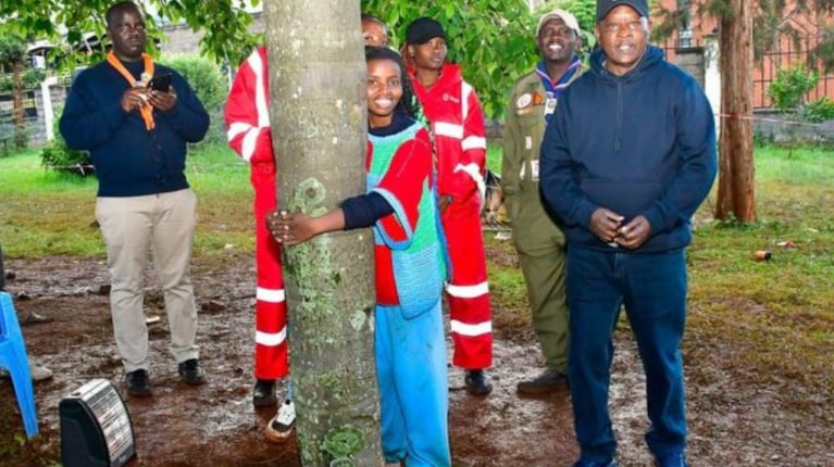 imagen-158 Activista establece récord mundial al abrazar un árbol durante 72 horas en Kenia
